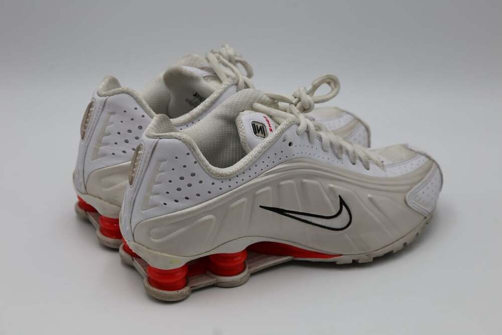 Nike Shox R4 Size 7.5 White Phantom Picante Red